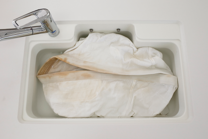 柔道着をつけ置きして汚れや黄ばみを取る