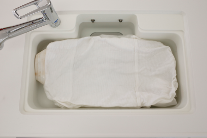 柔道着をつけ置くときは汚れや黄ばみのひどい部分を下にする