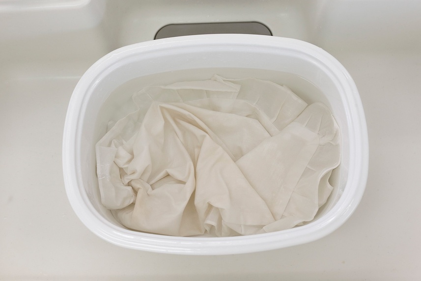 酸素の洗剤サンソリキの溶液に黄ばんだり汚れたり臭いが気になる枕カバーをつけ置き