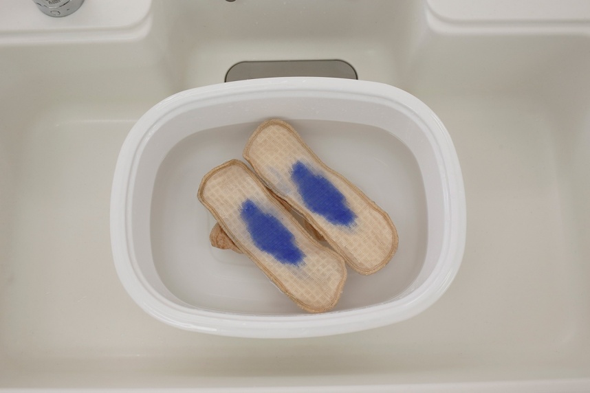 血液やシミが付いた布ナプキンを酸素の洗剤サンソリキにつけ置き