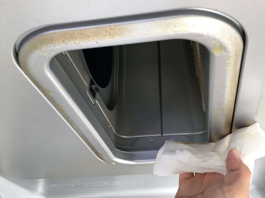 油汚れをペーパーで拭きとります