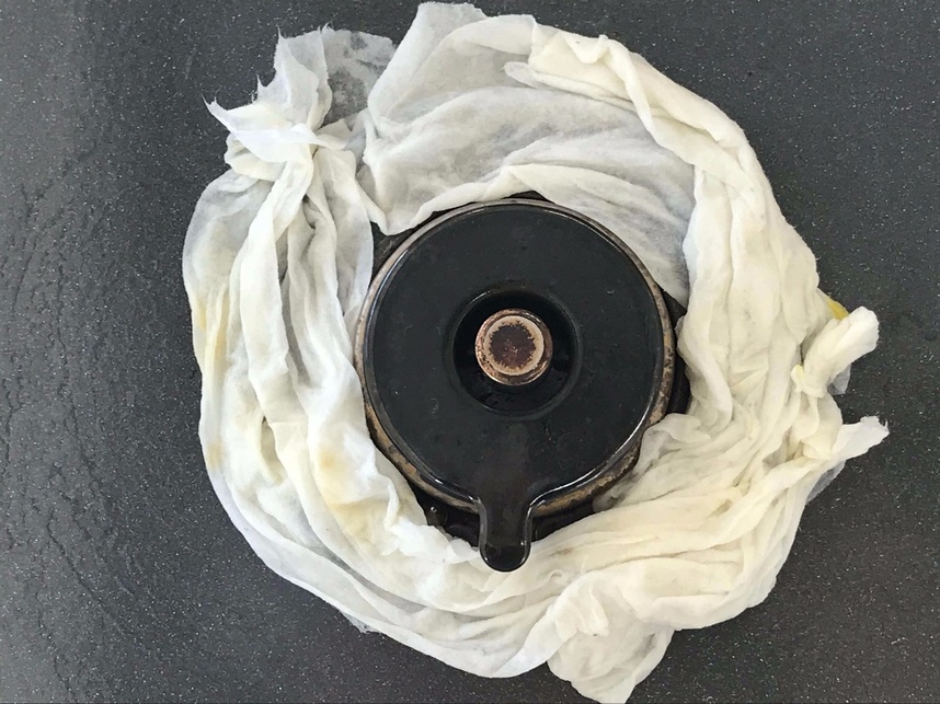 ペーパーを巻いて汚れを浮かします