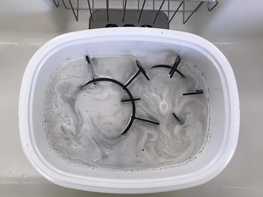 ガスコンロの五徳をつけます