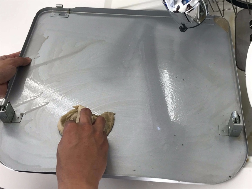 取り外したパネルを入念に拭きました