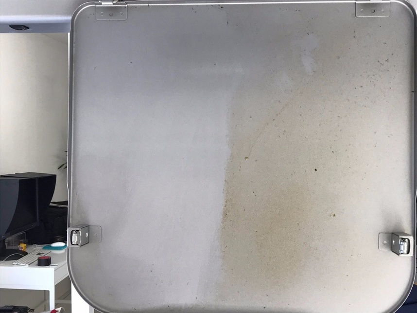 半分拭いたところで比較しています