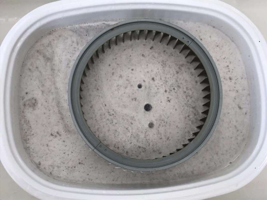 みるみる浮いた汚れが広がっていきます