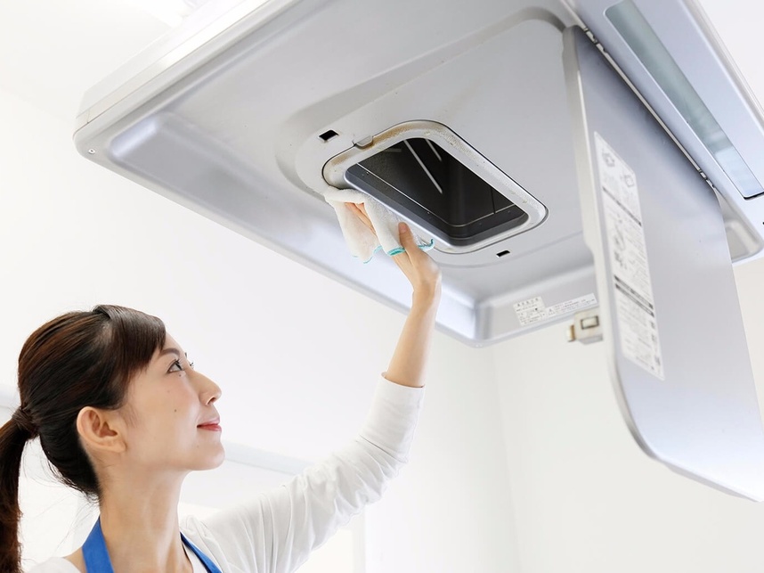 煙を吸い込む入口を拭きます