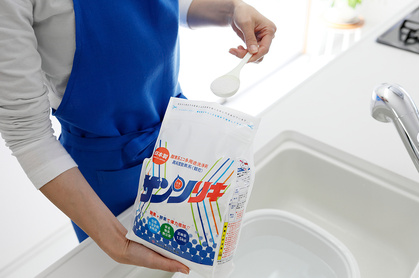 酸素の洗剤サンソリキで襟汚れを落とす準備