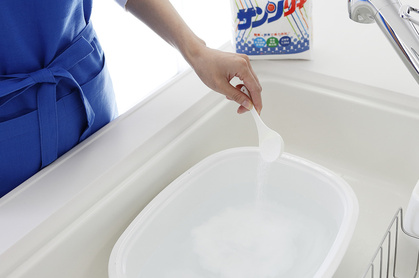お湯に酸素の洗剤サンソリキを溶かす