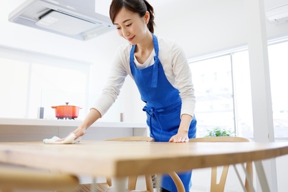 酸素の洗剤サンソリキで拭き掃除をするイメージ